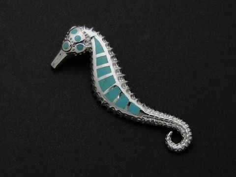 Silber Anhänger in Form eines Seepferdchens mit türkisen Elementen, tierisch verarbeitet, Hersteller Juwelier Harnisch. Elegantes Schmuckstück für Tierliebhaber.