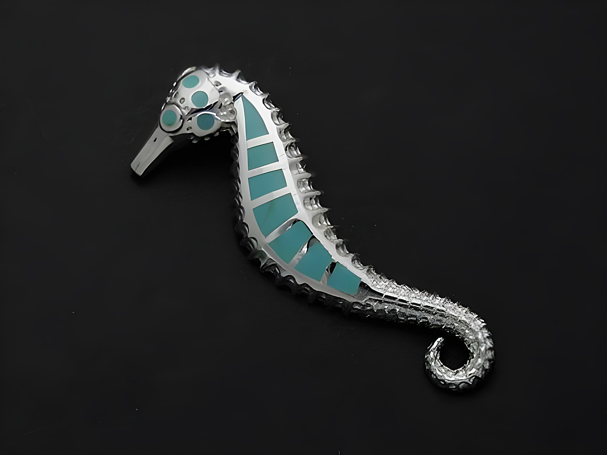 Silber Anhänger in Form eines Seepferdchens mit türkisen Elementen, tierisch verarbeitet, Hersteller Juwelier Harnisch. Elegantes Schmuckstück für Tierliebhaber.