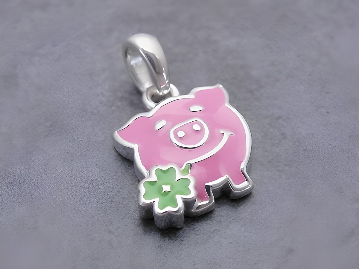Silber Anhänger Glücksschwein mit Kleeblatt in pink und grün, glänzend. Hersteller Juwelier Harnisch, ideal für Glücksbringer oder als charmantes Schmuckstück.