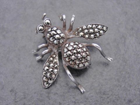 Silber Brosche in Form einer Fliege mit tierischem Design, verziert mit Markasitsteinen, hergestellt von Juwelier Harnisch. Elegante Brosche für besonderen Anlass.