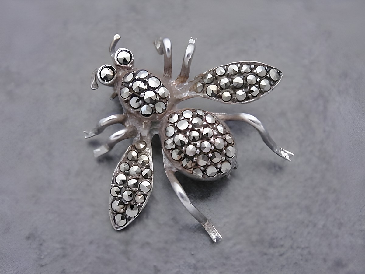 Silber Brosche in Form einer Fliege mit tierischem Design, verziert mit Markasitsteinen, hergestellt von Juwelier Harnisch. Elegante Brosche für besonderen Anlass.
