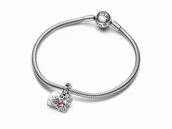 Sterling Silber Armband von Pandora mit einem doppelten Charm-Anhänger, der Winnie Puuh und Ferkel zeigt, verziert mit gemischter Emaille in verschiedenen Farben.