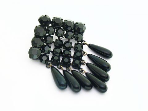 Strass Brosche in Schwarz - Länglich - Gefasst, Hersteller: Juwelier Harnisch, Strass Brosche - Schwarz, verziert mit runden und tropfenförmigen Elementen in schwarzer Farbe.