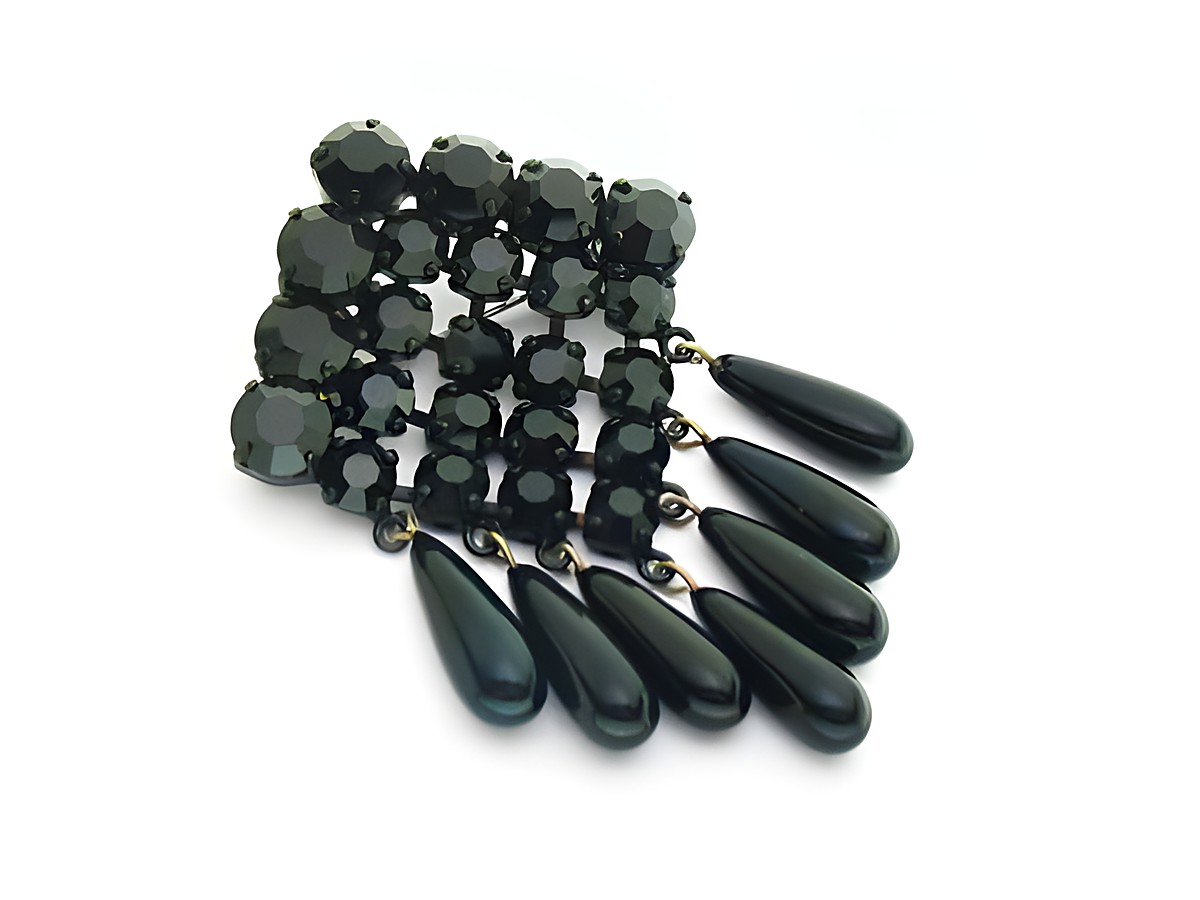 Strass Brosche in Schwarz - Länglich - Gefasst, Hersteller: Juwelier Harnisch, Strass Brosche - Schwarz, verziert mit runden und tropfenförmigen Elementen in schwarzer Farbe.