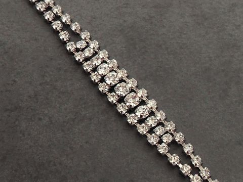 Strass Armband in Weiß, 19,5 cm, silberfarben und edel, von Juwelier Harnisch, mit glitzernden Strasssteinen für einen eleganten Look. Ideal für besondere Anlässe.