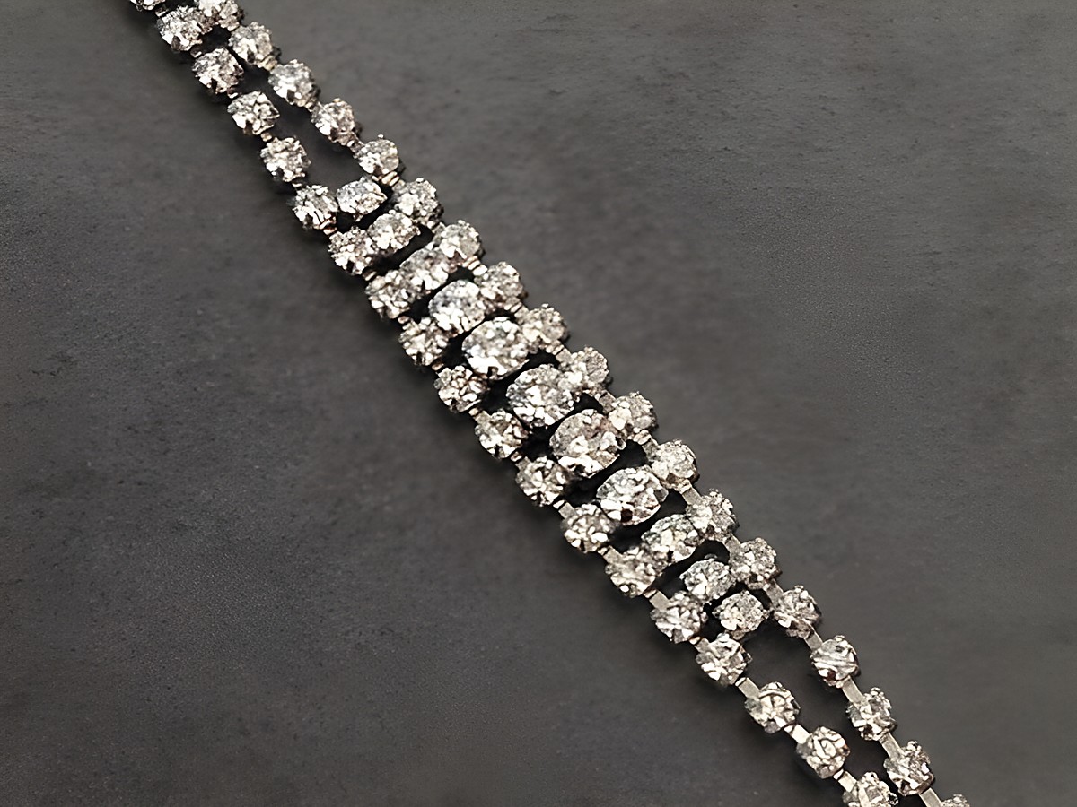 Strass Armband in Weiß, 19,5 cm, silberfarben und edel, von Juwelier Harnisch, mit glitzernden Strasssteinen für einen eleganten Look. Ideal für besondere Anlässe.