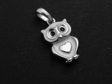 Eule Anhänger aus rhodiniertem Sterling Silber, mit weißen und schwarzen Lackdetails, niedlich gestaltet für Kinder, erhältlich beim Juwelier Harnisch.