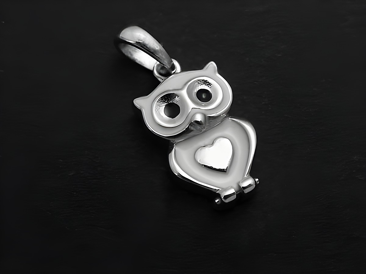 Eule Anhänger aus rhodiniertem Sterling Silber, mit weißen und schwarzen Lackdetails, niedlich gestaltet für Kinder, erhältlich beim Juwelier Harnisch.