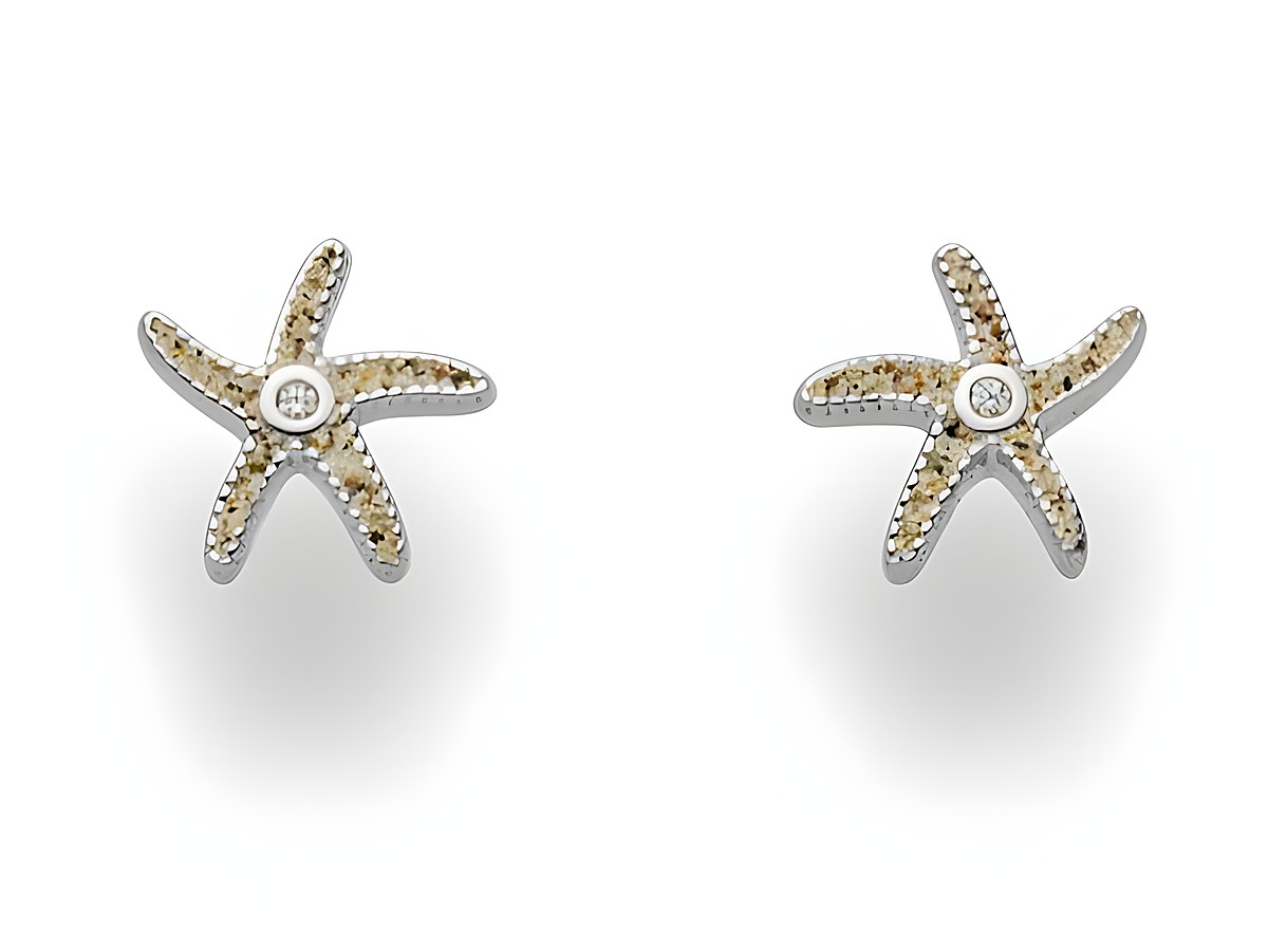 Zwei langlebige Ohrringe in Form von Seesternen aus Sterling Silber, verziert mit farbigen Akzenten und klarem Stein in der Mitte, elegant und maritim. Ideal für einen stilvollen Look.