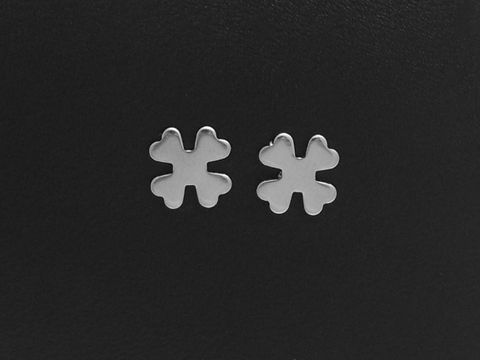 Edelstahl Ohrringe in Kleeblattform, Ohrstecker von Juwelier Harnisch, aus hochwertigem Edelstahl gefertigt, glänzende Oberfläche, ideal für den Alltag oder besondere Anlässe.
