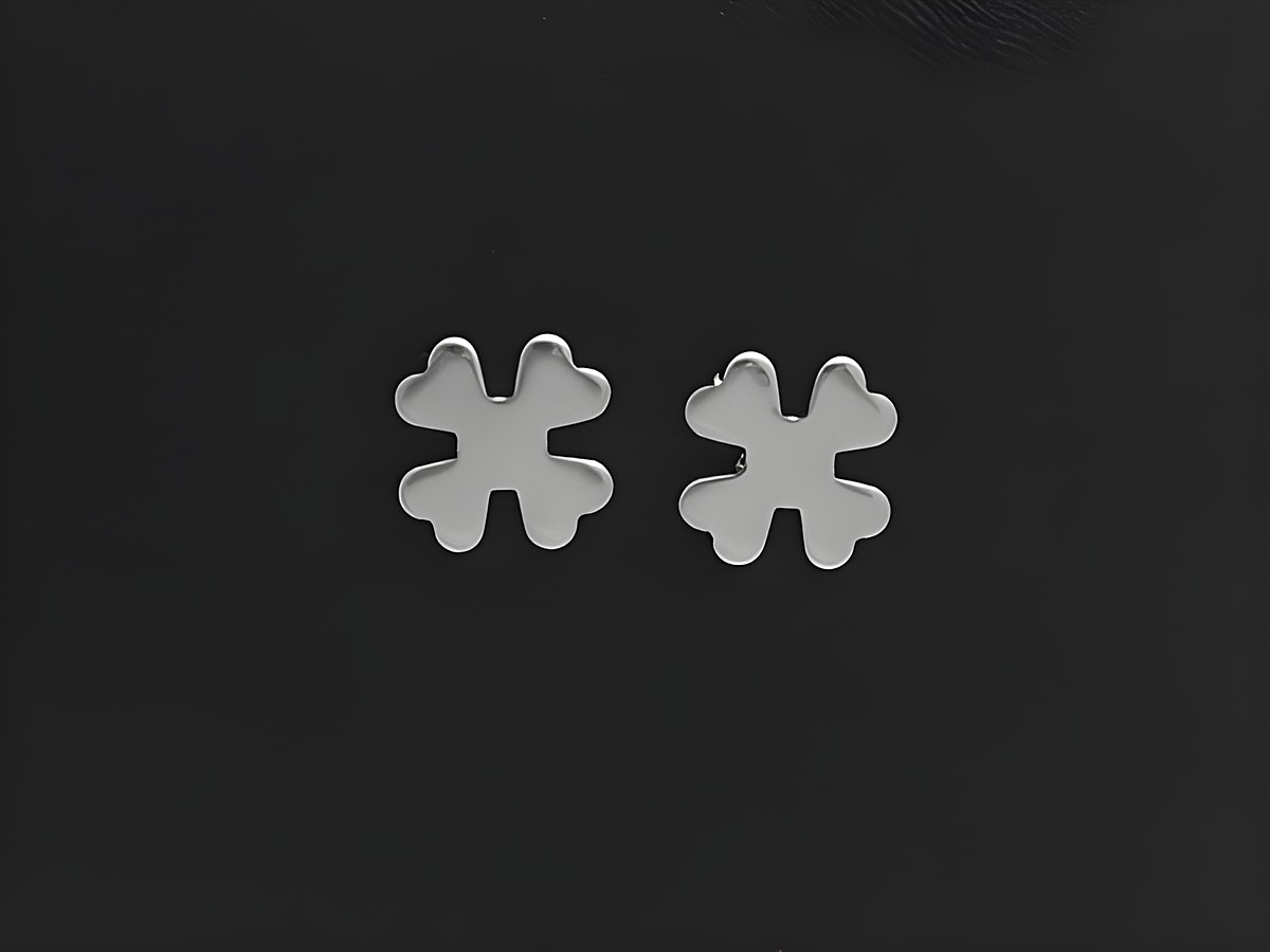 Edelstahl Ohrringe in Kleeblattform, Ohrstecker von Juwelier Harnisch, aus hochwertigem Edelstahl gefertigt, glänzende Oberfläche, ideal für den Alltag oder besondere Anlässe.