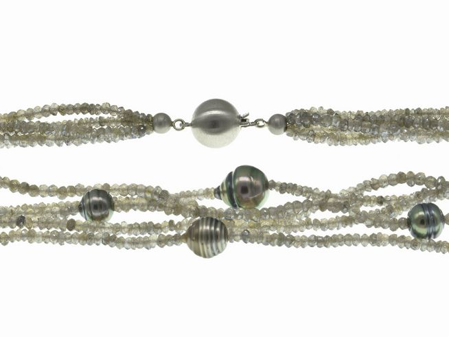 Steinkette 5-reihig aus Labradorit mit 8-10,5 mm Perlen in Grau und Grün, kombiniert mit Tahiti-Perlen, Gesamtlänge 45 cm, Hersteller Juwelier Harnisch, farbenfroh.