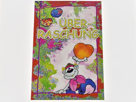 Eine farbenfrohe Grußkarte mit der Aufschrift Überraschung. Im Vordergrund ist eine lustige Lümmel-Figur zu sehen, die ein Herz in der Hand hält. Herstellungsfirma Juwelier Harnisch.