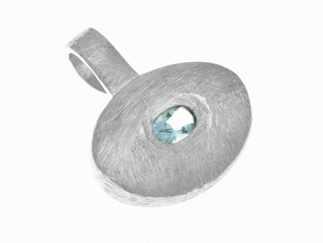 Ovaler Anhänger aus Sterling Silber mit eismattiertem Finish und einem Glasstein in der Mitte, charmant gestaltet, Hersteller Juwelier Harnisch, weitere Steine vorhanden.