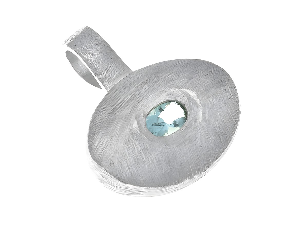 Ovaler Anhänger aus Sterling Silber mit eismattiertem Finish und einem Glasstein in der Mitte, charmant gestaltet, Hersteller Juwelier Harnisch, weitere Steine vorhanden.