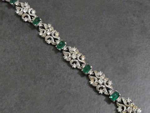 Elegantes Strass Armband in smaragdgrün mit silberfarbenen Elementen, verziert mit funkelnden Strasssteinen. Hersteller: Juwelier Harnisch, Länge 19 cm.