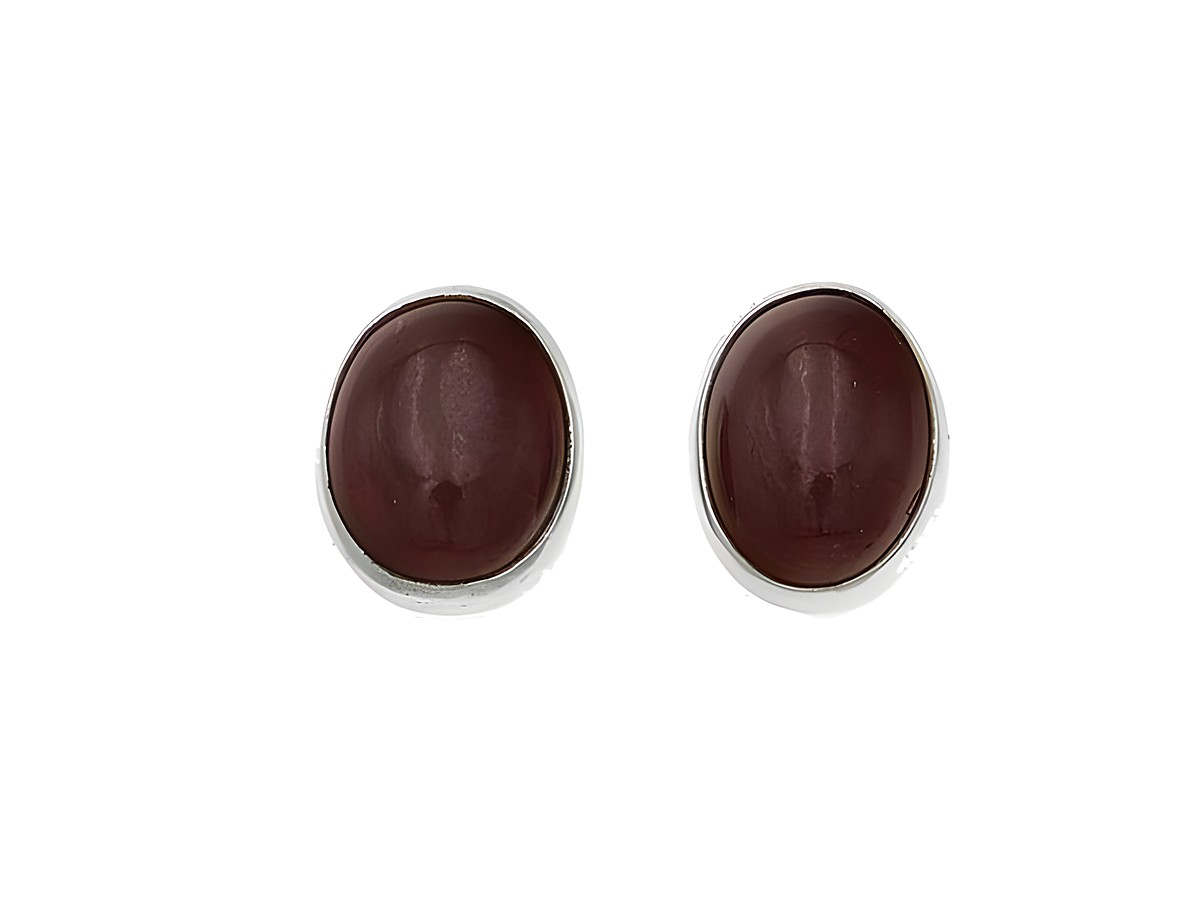 Ohrstecker Oval aus Sterling Silber mit poliertem Granat, mystisch schimmernd, hergestellt von Juwelier Harnisch, hochwertige Verarbeitung, elegantes Schmuckstück für jeden Anlass.