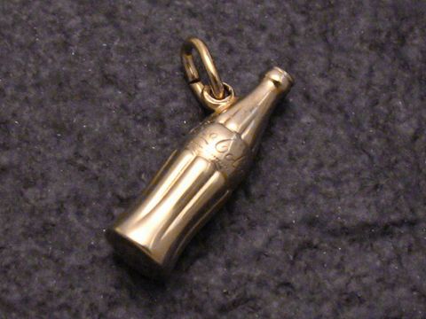 Gold Anhänger in Form einer Cola Flasche aus Gold 333, hergestellt von Juwelier Harnisch, im stilvollen 80er Design, ideal für Sammler und Liebhaber von einzigartigem Schmuck.