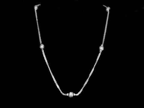 Lange Kette XXL versilbert im Boston Kettendesign mit Kugelelementen in einer Länge von 81 cm, Hersteller Juwelier Harnisch, elegant und zeitlos, ideal für jeden Anlass.
