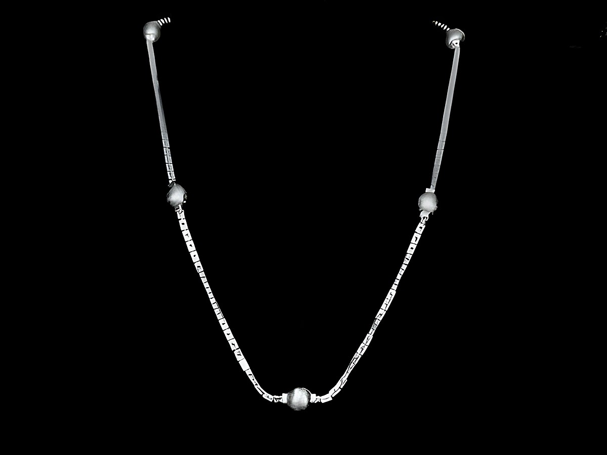 Lange Kette XXL versilbert im Boston Kettendesign mit Kugelelementen in einer Länge von 81 cm, Hersteller Juwelier Harnisch, elegant und zeitlos, ideal für jeden Anlass.