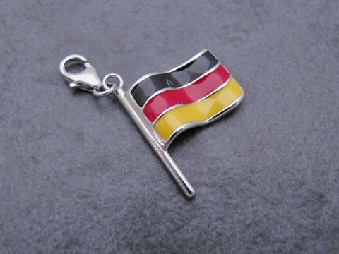 39154-0 Silber Charms Anhänger in Form der Deutschlandfahne in den Farben schwarz-rot-gold, hergestellt von Juwelier Harnisch, ideal für Schmuckliebhaber und Symbol der deutschen Identität.
