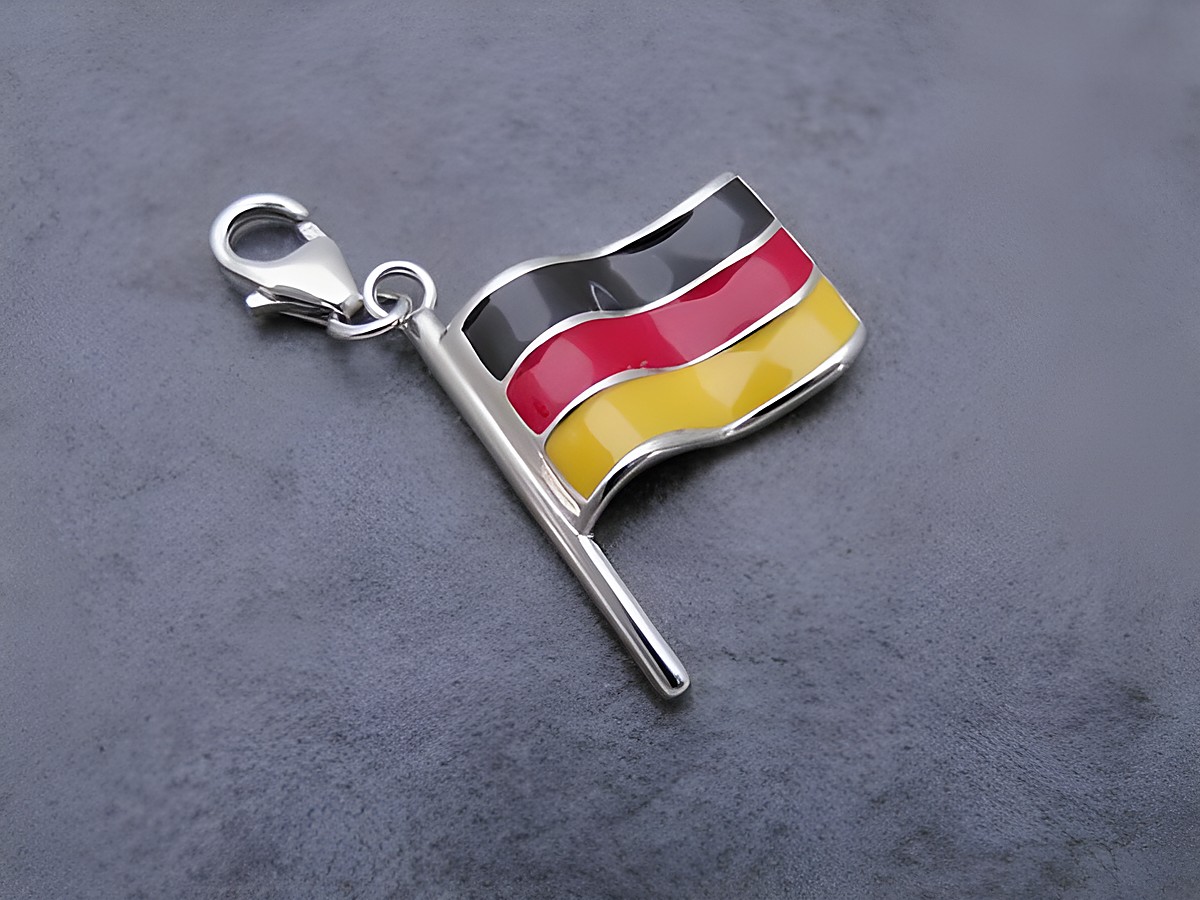 Silber Charms Anhänger in Form der Deutschlandfahne in den Farben schwarz-rot-gold, hergestellt von Juwelier Harnisch, ideal für Schmuckliebhaber und Symbol der deutschen Identität.