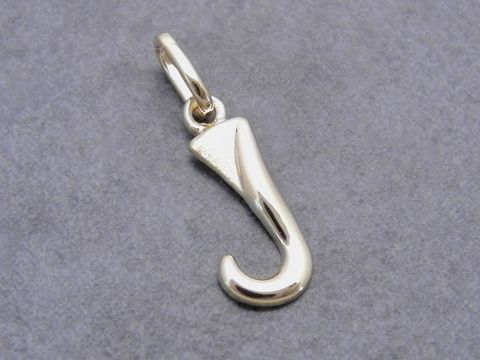Buchstaben Anhänger J aus teilmattiertem Gold 333, hergestellt von Juwelier Harnisch, in geschwungener Form mit hochwertigen Oberflächenveredelungen. Ideal als personalisiertes Schmuckstück.