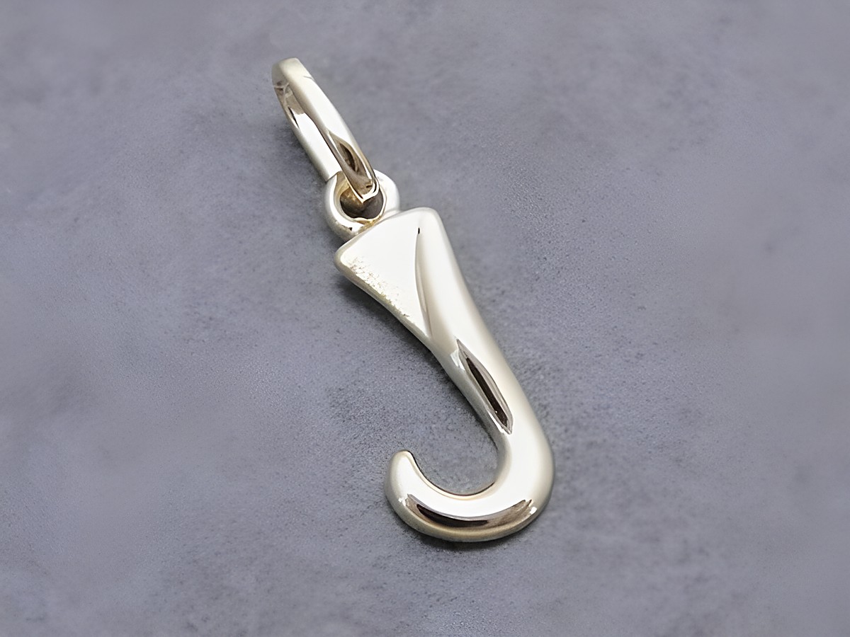 Buchstaben Anhänger J aus teilmattiertem Gold 333, hergestellt von Juwelier Harnisch, in geschwungener Form mit hochwertigen Oberflächenveredelungen. Ideal als personalisiertes Schmuckstück.
