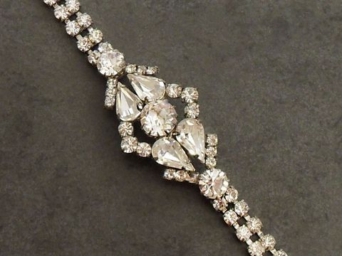Elegantes Strass Armband in pompösem Design, in Weiß mit silberfarbener Oberfläche. Hersteller Juwelier Harnisch, 19-20 cm, ideal für besondere Anlässe.