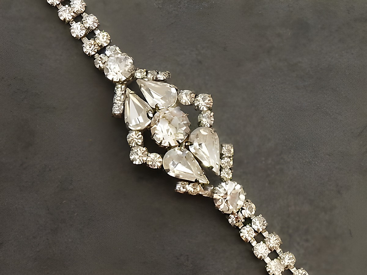 Elegantes Strass Armband in pompösem Design, in Weiß mit silberfarbener Oberfläche. Hersteller Juwelier Harnisch, 19-20 cm, ideal für besondere Anlässe.