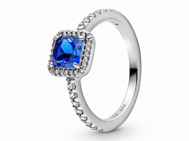 198863148-0 Ein blauer quadratischer Ring aus Sterling Silber mit funkelndem Strahlenkranz, umgeben von einem Steinmix in Blau, Größe 48.