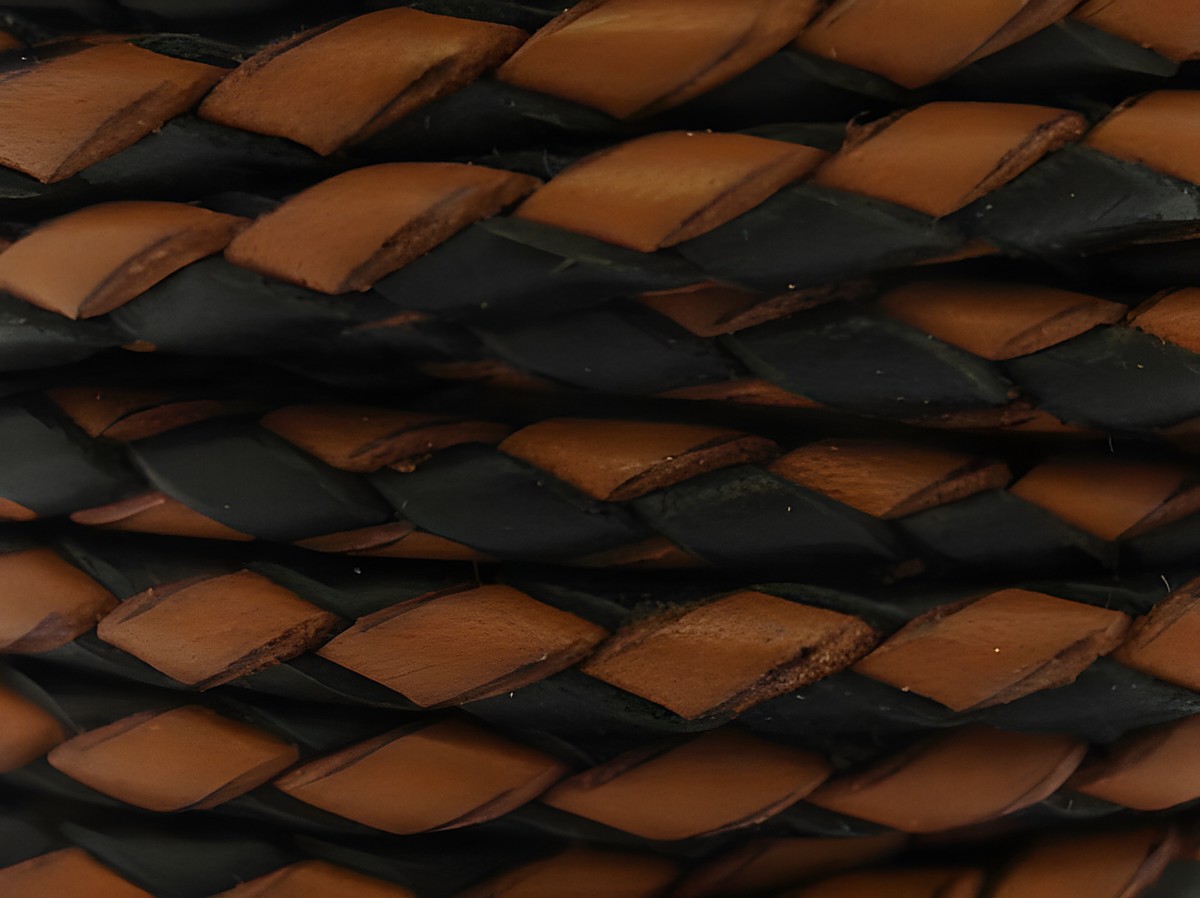 Lederband geflochten in Schwarz und Braun, 29 cm lang, 3 mm dick, ausgestattet mit einem Silber Karabiner vom Hersteller Juwelier Harnisch.