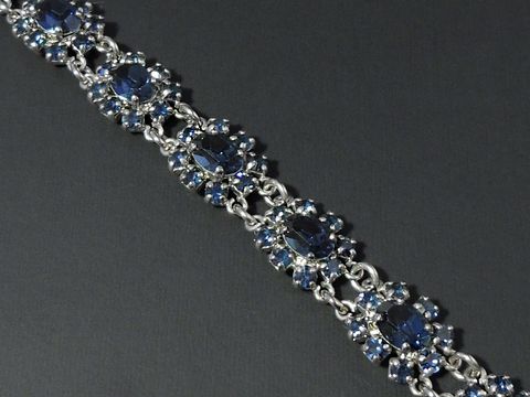 Strass Armband weiblich blau 18,5-21 cm silberfarben, Hersteller Juwelier Harnisch, elegantes Design mit funkelnden blauen Steinen und feiner Silberfassung. Ideal für besondere Anlässe.