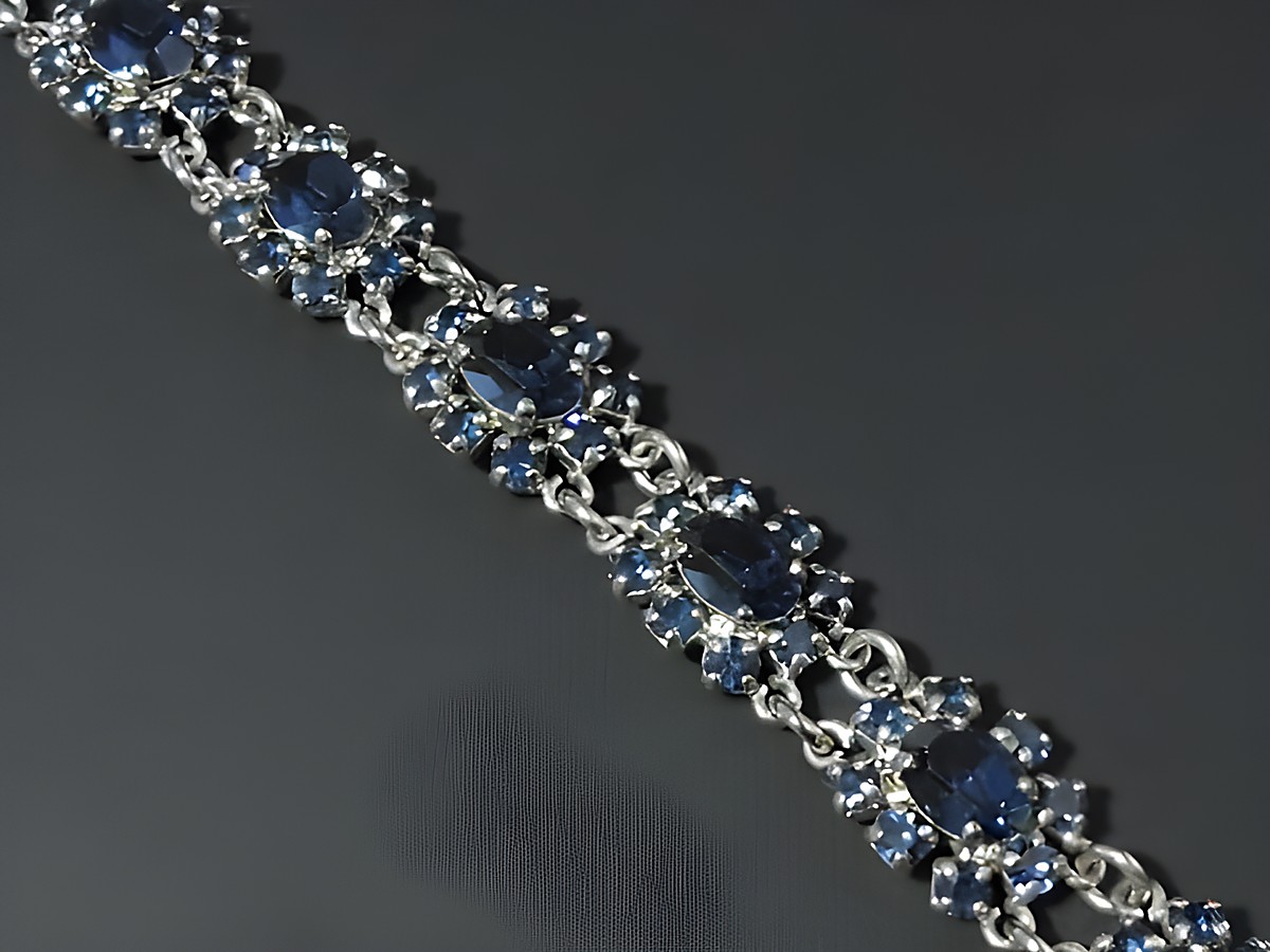 Strass Armband weiblich blau 18,5-21 cm silberfarben, Hersteller Juwelier Harnisch, elegantes Design mit funkelnden blauen Steinen und feiner Silberfassung. Ideal für besondere Anlässe.