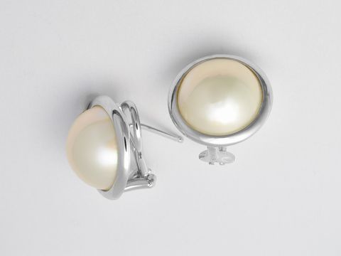 Weißgold Ohrclip Stecker rund 585 Weißgold nobel mit Mabé Perle, Hersteller Juwelier Harnisch, glänzende Ohrclips in eleganter Form.