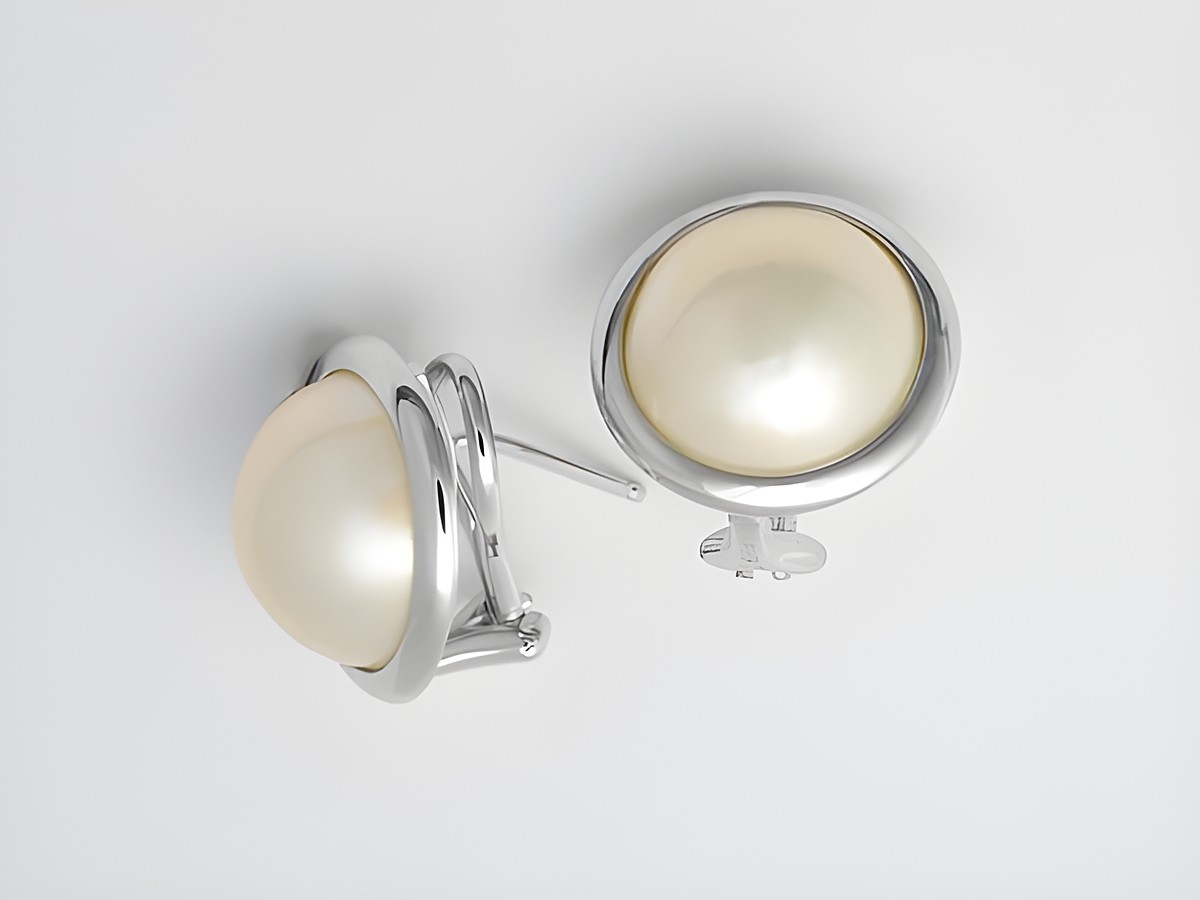 Weißgold Ohrclip Stecker rund 585 Weißgold nobel mit Mabé Perle, Hersteller Juwelier Harnisch, glänzende Ohrclips in eleganter Form.