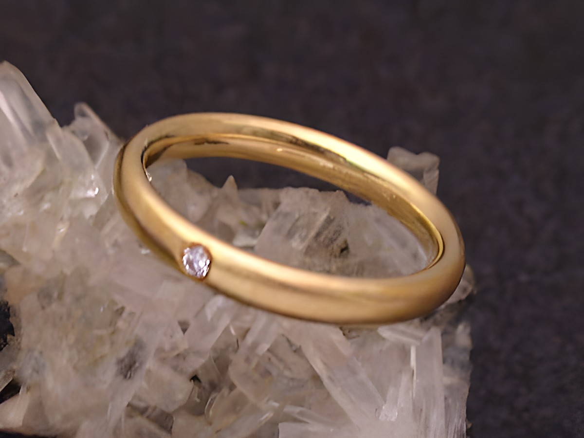Gold 585 Ring pure Brillant Gr 56 Goldring poliert Hersteller Juwelier Harnisch bis Gr 54 17 5 auf einem kristallähnlichen Untergrund liegend.