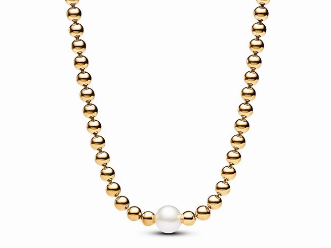 Zartes Collier von Pandora aus gelbgold vergoldeten Kugeln und einer weißen Zuchtperle, Länge 45 cm, ideal für elegante Anlässe. Passend für jeden Schmuckliebhaber.