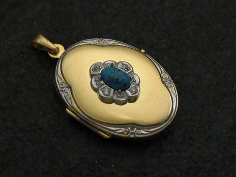 Türkis Medaillon Cabochon Gold 333 bicolor von Juwelier Harnisch, mit ovaler Form und edler Verzierung, in der Mitte ein schöner Cabochon und feine Details. Ideal als Schmuckstück.