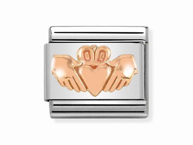 Roségold Relief Claddagh mit Herz von Nomination in Classic Ausführung, zeigt zwei Hände, die ein Herz umschließen, auf einem silbernen Hintergrund, symbolisiert Liebe und Freundschaft.