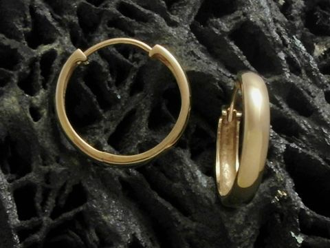 Creolen 2,1 cm aus Gold 333, edel und poliert, Hersteller Juwelier Harnisch, bis 25 mm, zeitloses Design, perfekt für jeden Anlass, hochwertige Verarbeitung, glänzender Look, eleganter Ohrschmuck.