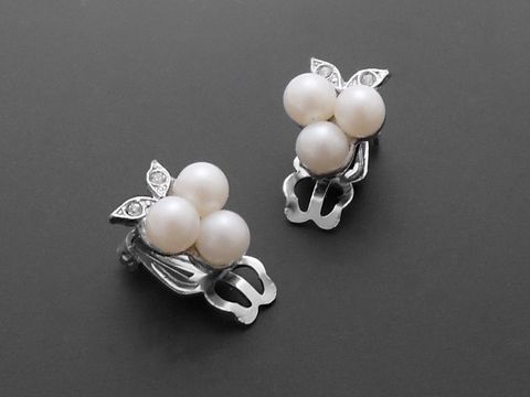 Strass Ohrclips in sexy weiß und silberfarben, hergestellt von Juwelier Harnisch, mit elegantem Design und funkelnden Details, ideal für besondere Anlässe oder den täglichen Gebrauch.