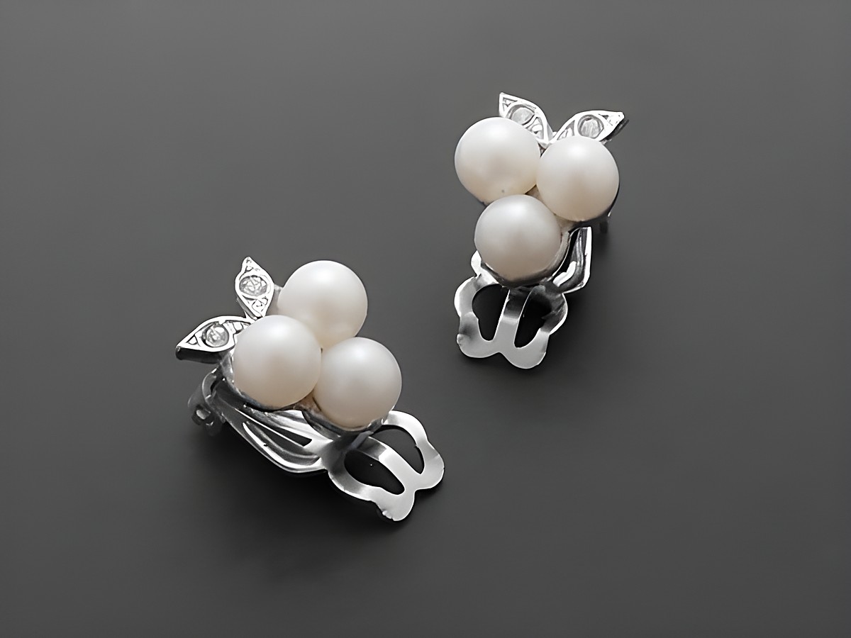 Strass Ohrclips in sexy weiß und silberfarben, hergestellt von Juwelier Harnisch, mit elegantem Design und funkelnden Details, ideal für besondere Anlässe oder den täglichen Gebrauch.