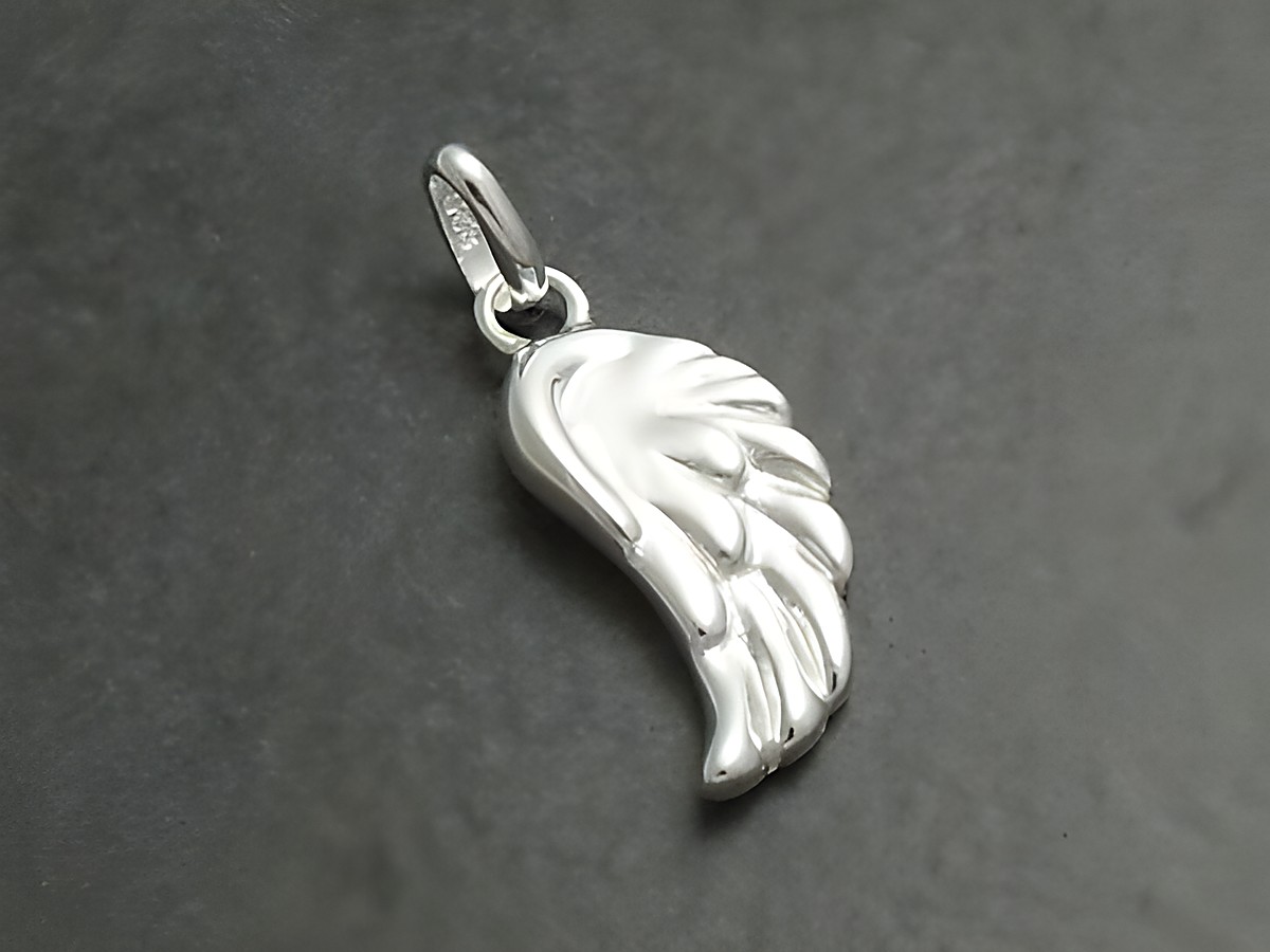 Anhänger Flügel aus Sterling Silber 925 von Juwelier Harnisch, in Form eines Engelsflügels, fein graviert und glänzend. Ideal als Schmuckstück für besonderen Anlass.