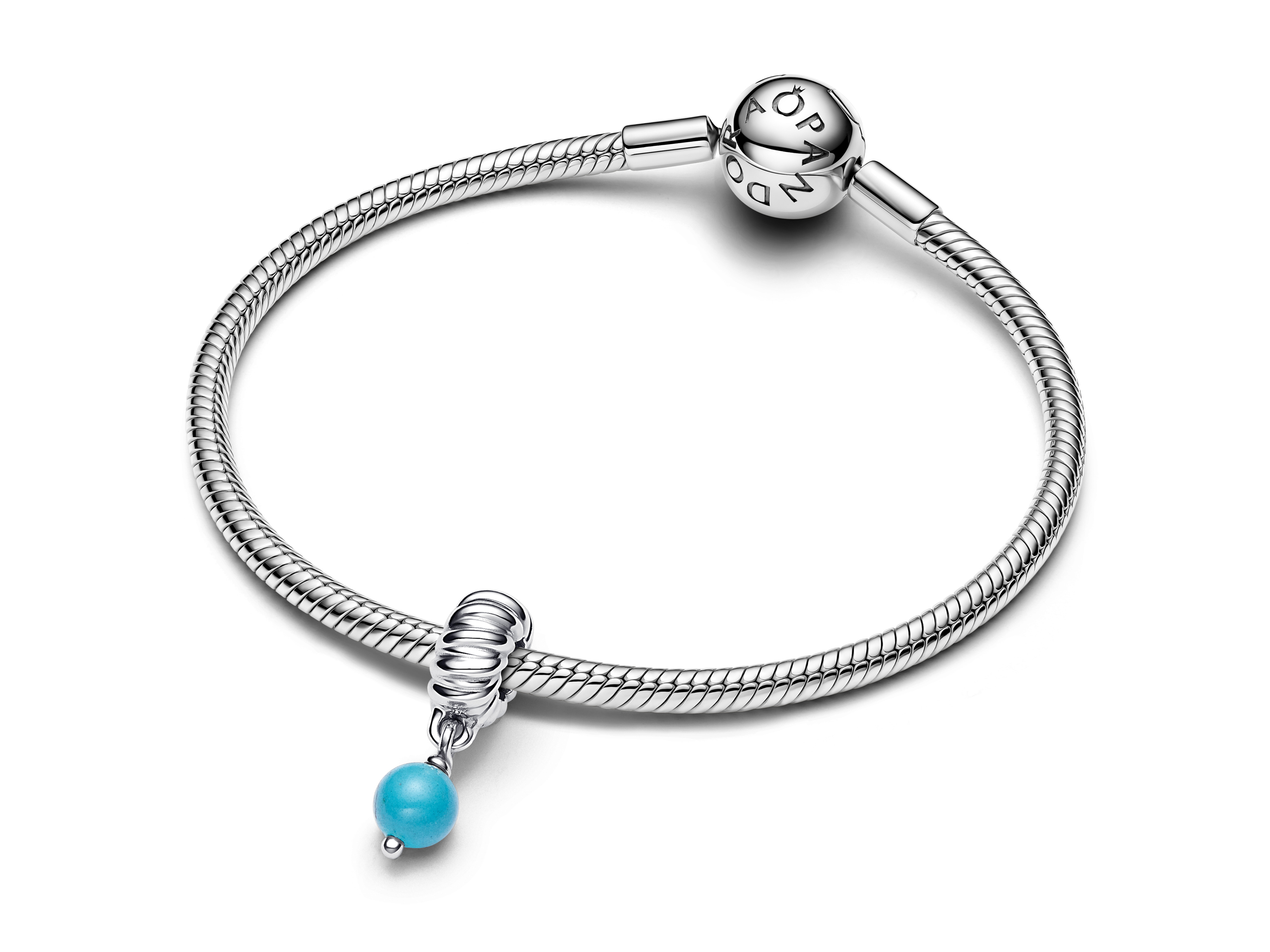 Türkisfarbener Dangle Charm von Pandora, gefertigt aus Sterling Silber, mit ansprechend gestaltetem Armband und einer kleinen, leuchtenden Perle am Charm, ideal für persönliche Schmuckstücke.