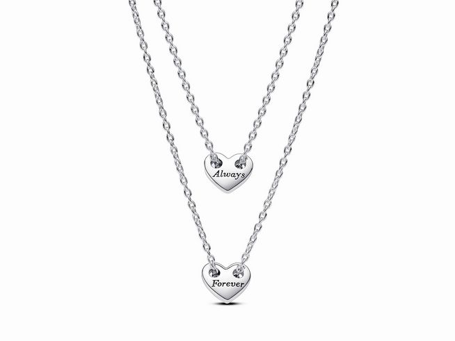 Eine Silberkette mit zwei Herzhängern, die die Worte Always und Forever tragen. Die Kette ist 45 cm lang und Teil des Pandora Für immer & Ewig Designs.