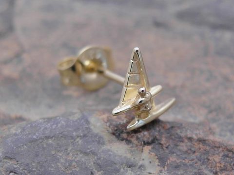 Sportlicher unisex Ohrstecker in Form eines Surfboards aus 585er Gold, von Juwelier Harnisch, Einzelohrring, ideal für modebewusste Käufer.
