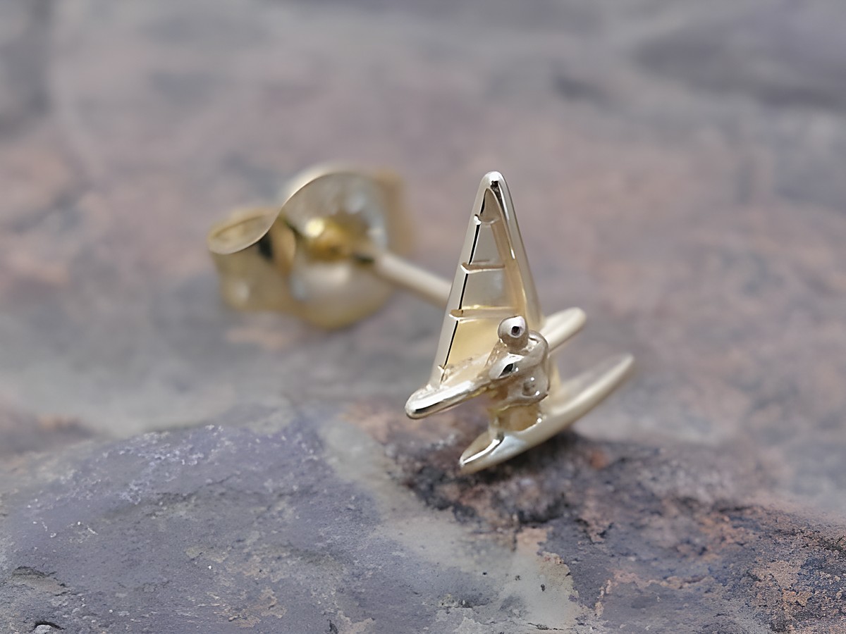 Sportlicher unisex Ohrstecker in Form eines Surfboards aus 585er Gold, von Juwelier Harnisch, Einzelohrring, ideal für modebewusste Käufer.