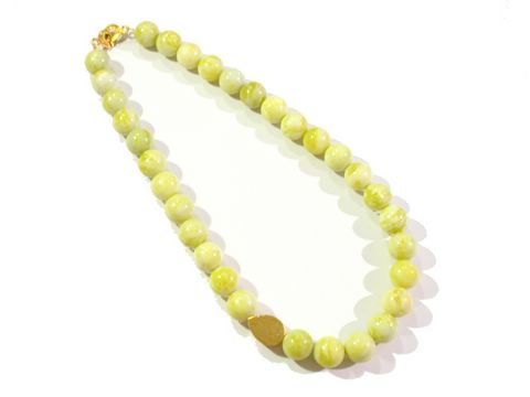 Conemara Serpentin Steinkette mit einer Länge von 51 cm, hergestellt von Juwelier Harnisch. Die Kette besteht aus grünlichen Steinen und einem goldfarbenen Element als Verschluss.