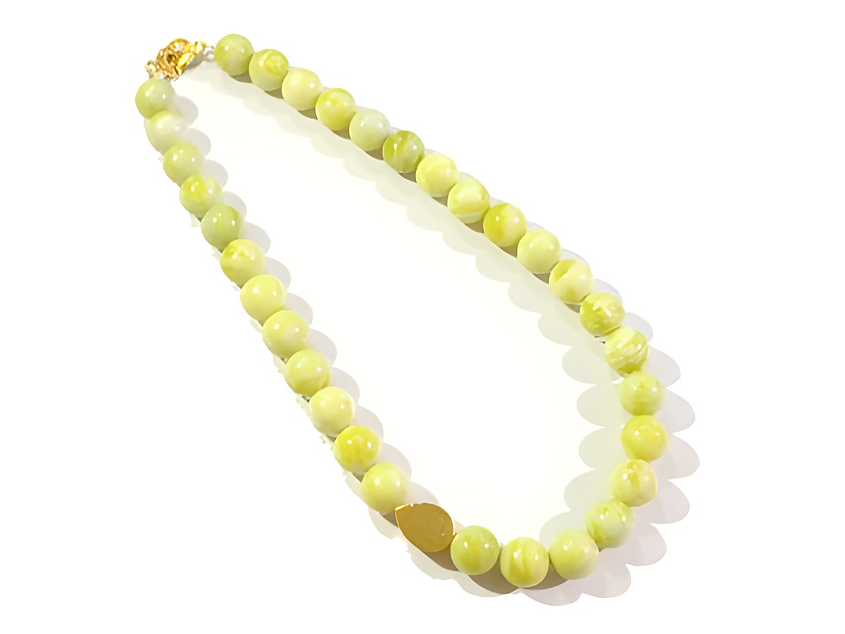 Conemara Serpentin Steinkette mit einer Länge von 51 cm, hergestellt von Juwelier Harnisch. Die Kette besteht aus grünlichen Steinen und einem goldfarbenen Element als Verschluss.